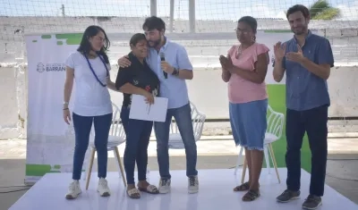 Alcalde entregó títulos de viviendas en las Malvinas.