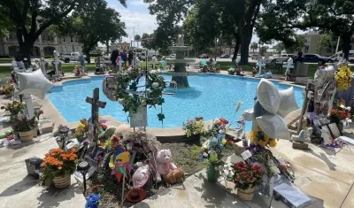 Memorial instalado en honor a las víctimas de la matanza.