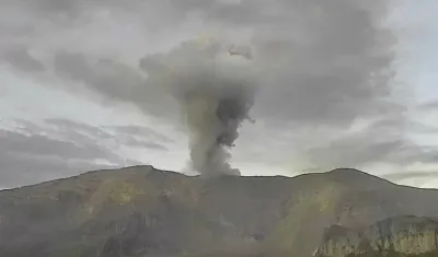 Imagen reciente del volcán Nevado del Ruiz que permanece el alerta naranja con probable erupción.