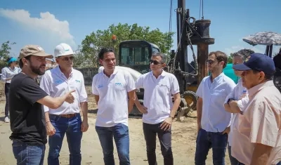 El Alcalde Jaime Pumarejo y el gerente general de Triple A, Jairo de Castro, entre otros, en la visita a las obras del nuevo alcantarillado para La Cangrejera