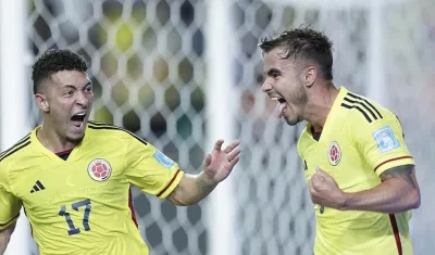 Tomás Ángel celebra el segundo gol de Colombia con Andrés Salazar.