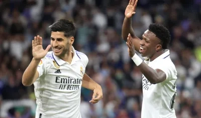 Marco Asensio celebra el gol de la victoria con el brasileño Vinicius. 