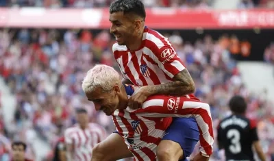 El argentino Ángel Correa celebra con el francés Antoine Griezmann el tercer gol del Atlético., 