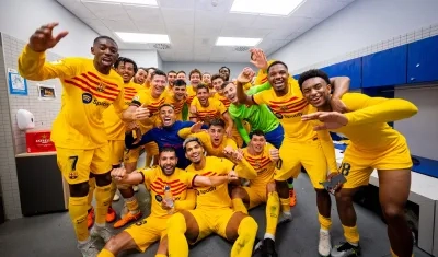 Barcelona, el nuevo campeón de LaLiga posa este domingo.