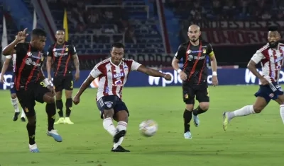 Léider Berrío remata al arco del Pereira.