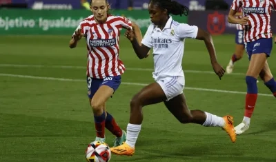 La colombiana Linda Caicedo avanza ante la marca de Ainhoa Vicente. 