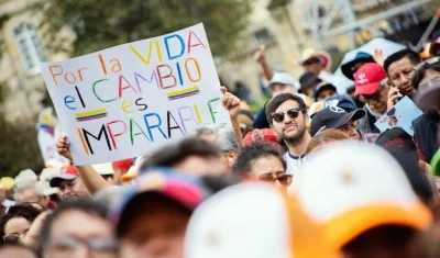 Asistentes a la plaza aledaña a la Casa de Nariño desde donde habló el Presidente Petro