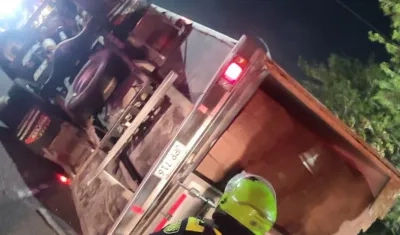 Furgón se volcó en el puente de La Cordialidad con Circunvalar