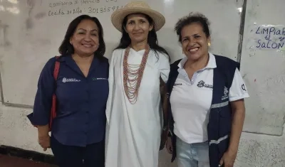 Cecilia De Alba Narváez y Mercedes Gutiérrez con una de las asistentes de la charla.