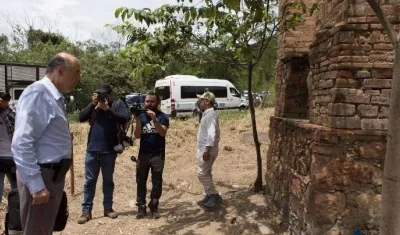 El Canciller Álvaro Leyva frente al horno crematorio de los 'paras' en Juan Frío.