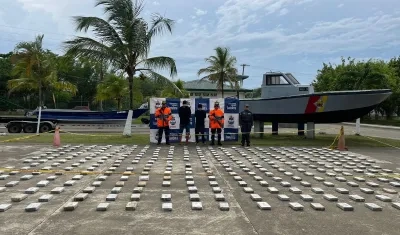 Fueron hallados 343 paquetes rectangulares ocultos en la lancha.