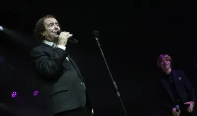 Dyango en plena presentación con su nieto Axel, de 14 años. 