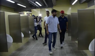 El alcalde Jaime Pumarejo durante su inspección de los baños del escenario deportivo.