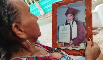 Karen Hernández nuestra una foto de su hija Karen Lisbeth