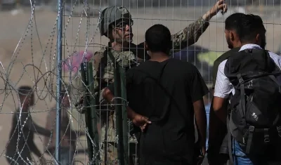 Militares estadounidenses vigilan la línea divisoria entre Ciudad Juárez y El Paso.