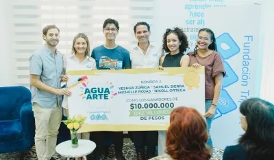 Los ganadores del concurso 'Arte y agua' junto a Alfredo Carbonell, secretario de Desarrollo Social; Alix Castro, directora de la Fundación Triple A, y el gerente de Triple A, Jairo de Castro.