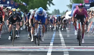 Alberto Dainese (izquierda) fue declarado ganador de la etapa por 'foto finish'.