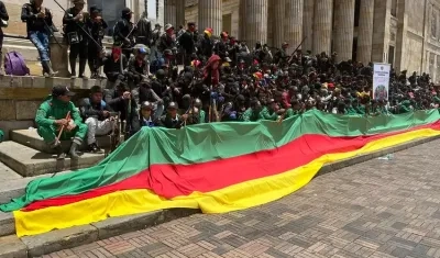 Miembros de la Guardia Indígena Nacional en la Plaza de Bolívar en Bogotá.