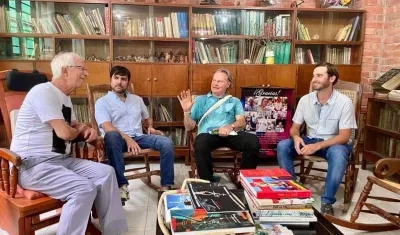 El Alcalde Jaime Pumarejo, el padre Cirilo Swinne y Alfredo Carbonell, en la visita al Hogar San Camilo