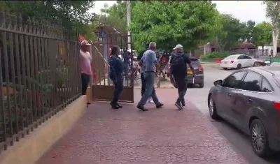 La comisión cuando salía de la residencia del exalcalde Bernardo Hoyos en el barrio Rebolo