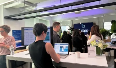 Varias personas conocieron las nuevas herramientas de Inteligencia Artificial en una tienda de Microsoft, en Nueva York