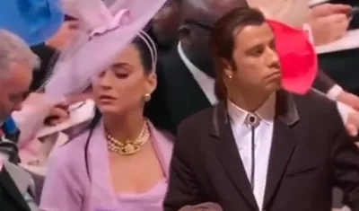 A Katy Perry la compararon con la icónica imagen de John Travolta que se hizo viral en 2015.