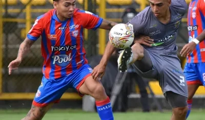 Ricardo Márquez disputa la pelota con Santiago Mejía. 
