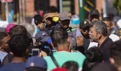 Migrantes hablan con autoridades, en El Paso, Texas (EE.UU.)