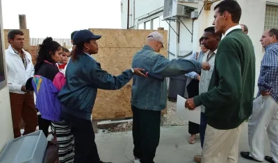 Migrantes cubanos deportados desde Estados Unidos a su llegada a La Habana