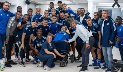 La plantilla de Millonarios, encabezada por el técnico Alberto Gamero, con Miguel Ángel. 