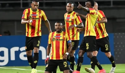 El capitán Carlos Ramírez celebra tras marcar, de pena máxima, el primer gol del Pereira.