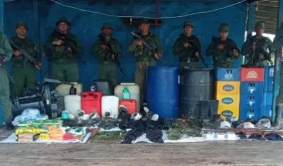 Personal de Fuerza Armada Nacional Bolivariana con el material incautado