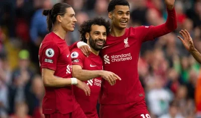 Mohamed Salah (centro) celebra su gol con Darwin Núñez y Cody Gapko.