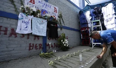 El homenaje en las afueras del Estadio Cuscatlán a los aficionados fallecidos la noche del sábado. 