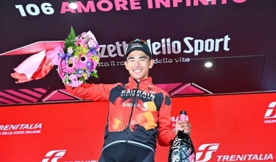 La celebración en el podio de Santiago Buitrago tras ganar la etapa 19.