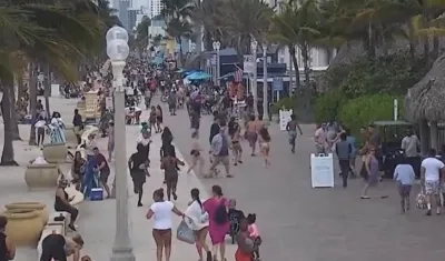 Varias personas corren en medio del tiroteo enel paseo marítimo de la ciudad de Hollywood