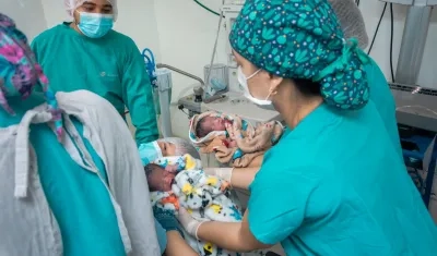 Personal de especialistas atendiendo el nacimiento múltiple en la Clínica La Merced.