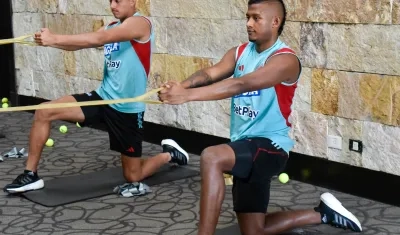 El barranquillero Jhon Vélez (derecha) ha entrado como sustituto en los tres partidos anteriores. 