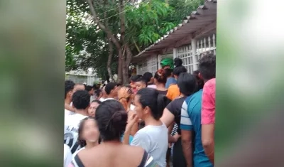 Curiosos se aglomeran en la cuadra del barrio Viña del Rey, en donde ocurrió la nueva masacre