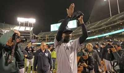 Domingo Germán recibe la ovación del público tras lograr el juego perfecto. 