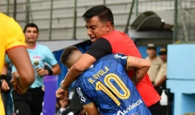 César Farías, técnico del Aucas, agrede a Bryan Oyola, de Delfín.