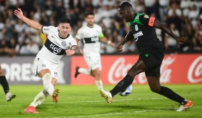 Guillermo Paiva remata al pórtico de Nacional para marcar el segundo gol del Olimpia.