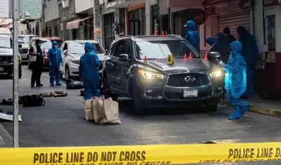 La Policía frente al lugar donde abandonaron los siete cuerpos desmembrados