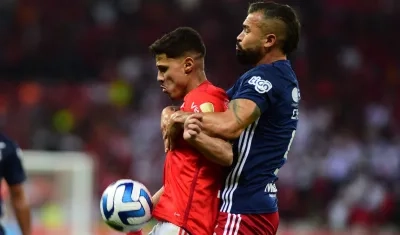 Rómulo Zwarg protege el balón ante la marca de Andrés Cadavid.