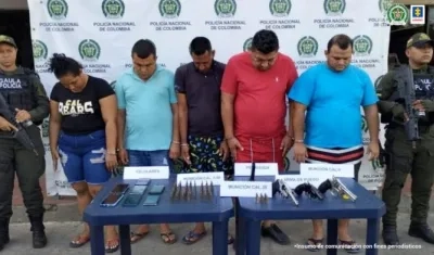 Cinco de los presuntos integrantes de la banda judicializados por las autoridades. 