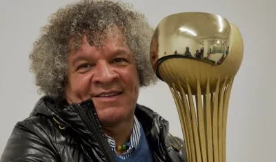 Alberto Gamero con la copa.