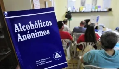 Reunión de Alchólicos Anónimos en rehabilitación.