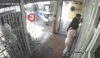 Momento del atentado a bala.