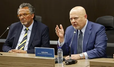 El fiscal de la Corte Penal Internacional, Karim Khan, y el presidente de la JEP, Roberto Vidal