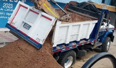 Volqueta se fue en hueco en calles de Soledad 2000.